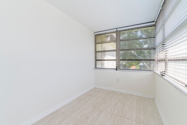 Building Photo - 2 Bedroom / 2 Bath Condo