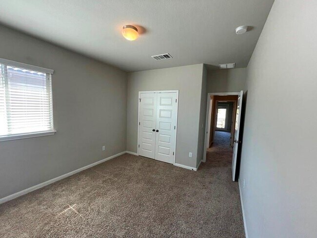 Building Photo - 400 Hummingbird Ln