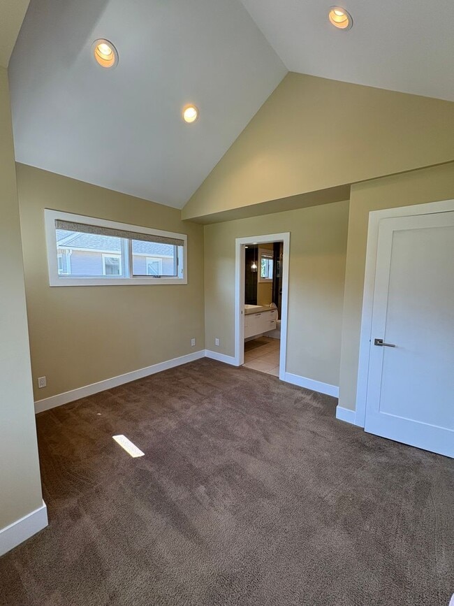 Building Photo - Fabulous Queen Anne Home with LOTS of EXTRAS!