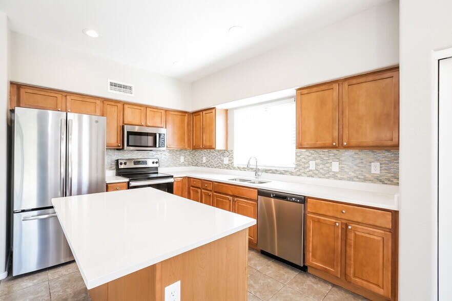 Building Photo - 9913 E Emelita Ave