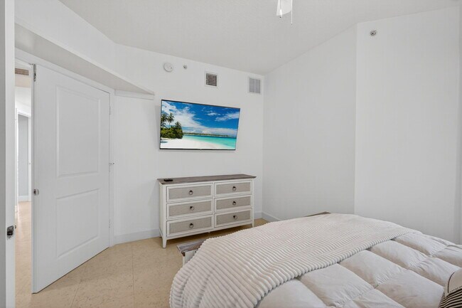 Building Photo - 275 NW Flagler Ave