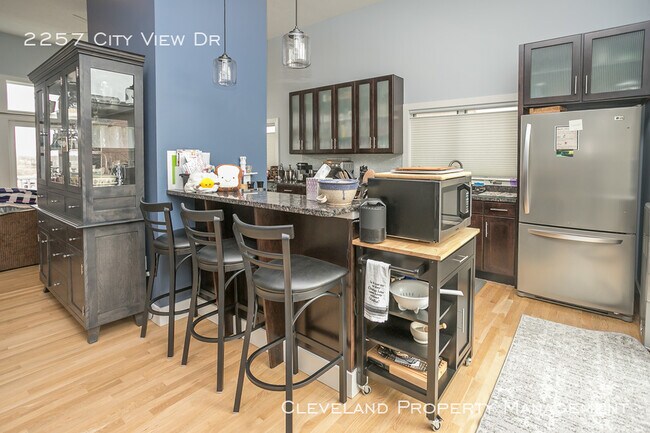 Building Photo - Stylish Tremont Townhome!