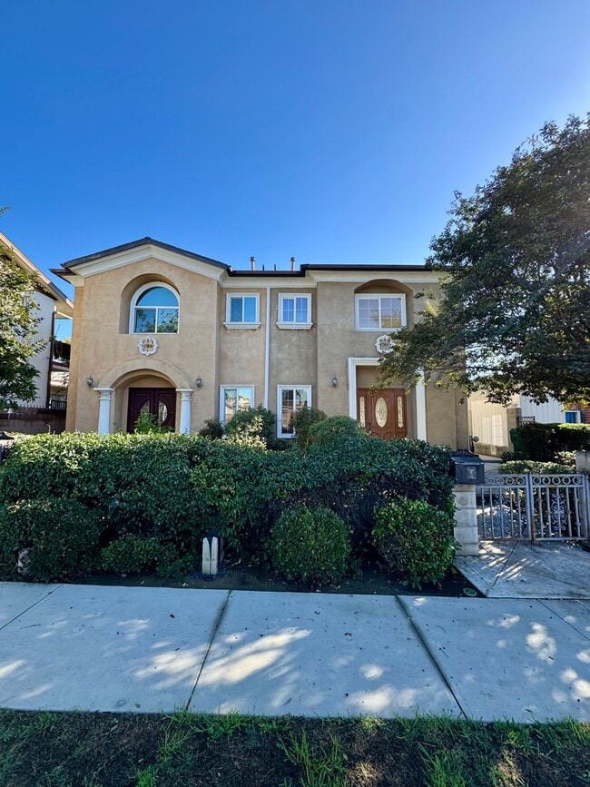 Building Photo - Beautifully Renovated 4 Bed 4 Bath House For Rent In Long Beach!