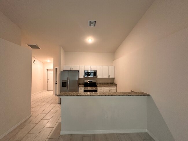 Building Photo - 1020 NE 15th Ln