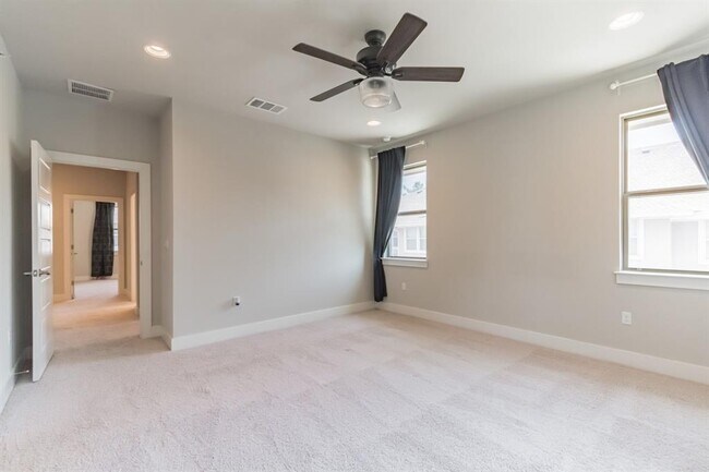 Building Photo - 13800 Lyndhurst St