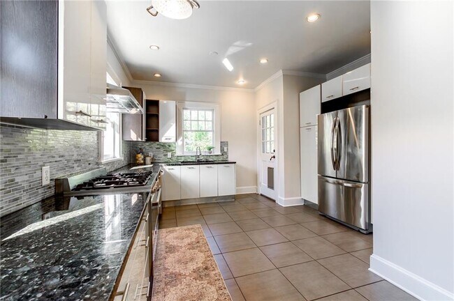 Building Photo - 628 Cooledge Ave NE