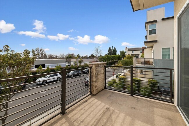 Building Photo - 370 Broadway Dr