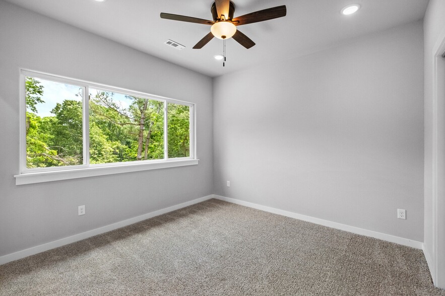 Building Photo - 2 Brightling Ln