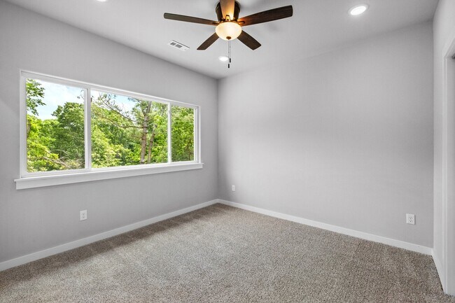 Building Photo - 2 Brightling Ln