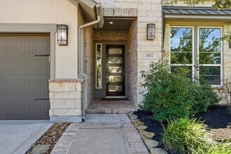 Building Photo - 15822 Pilot Knob Dr