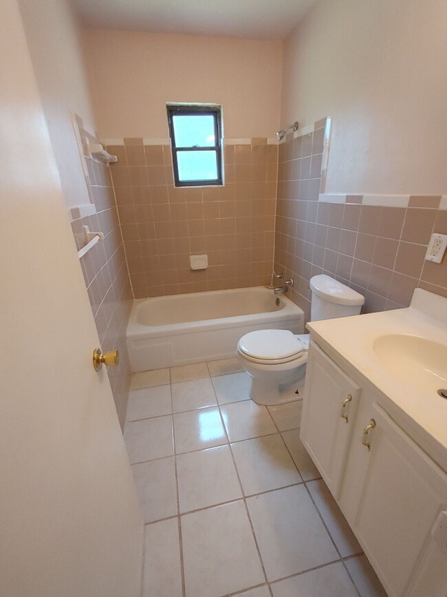 Building Photo - Beautiful 4Bd/2BA Right off Miccosukee Rd.