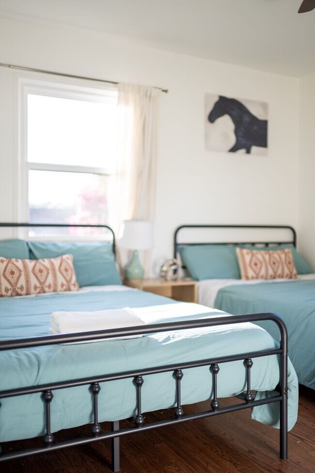 Building Photo - Charming Bungalow with King Size Bed