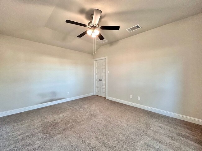 Building Photo - Charming 4/BR 2/BA Home with 2-Car Garage and Private Fenced Backyard