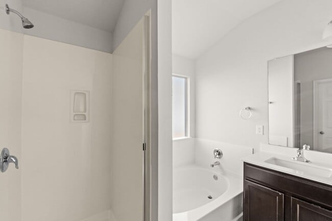 Building Photo - Beautiful 4bed/2 bath