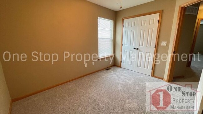Building Photo - Gorgeous 3 bedroom / 2.5 bathroom in Grain...