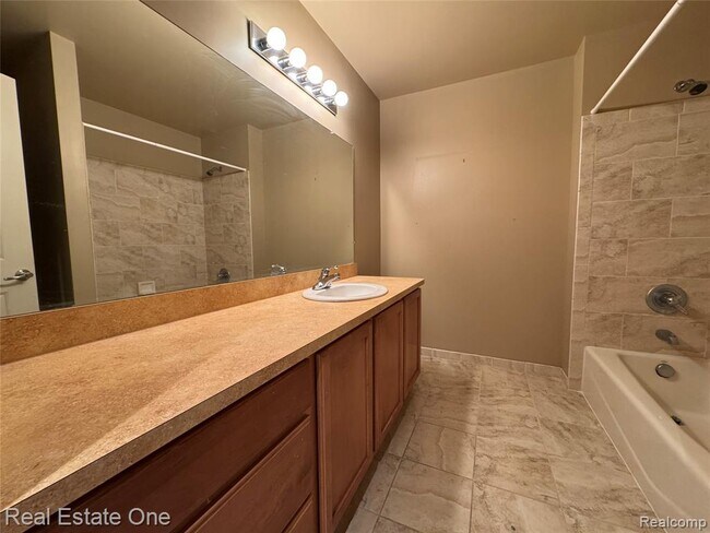 Building Photo - 1030 Oakwood Dr