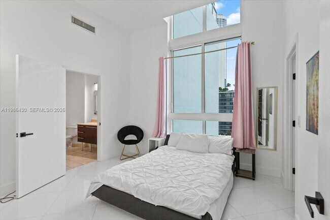 Building Photo - 1900 N Bayshore Dr