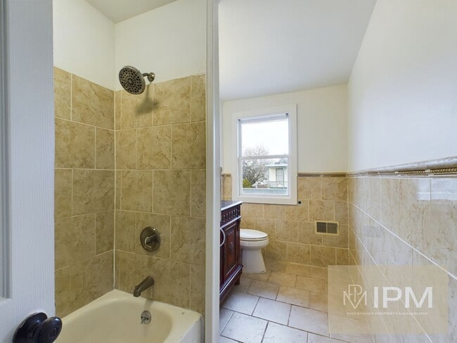 Building Photo - Spacious 4 Bedroom, 1 Bath Home in York, Pa!