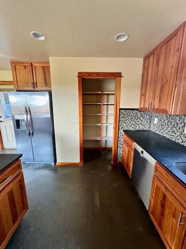 Building Photo - 3-Bedroom, 2-Bathroom Single-Level Home in Bozeman, MT