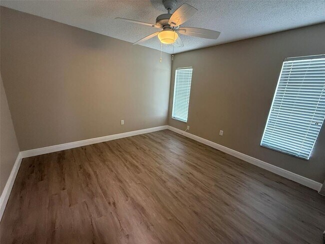 Building Photo - 3111 Riverside Dr