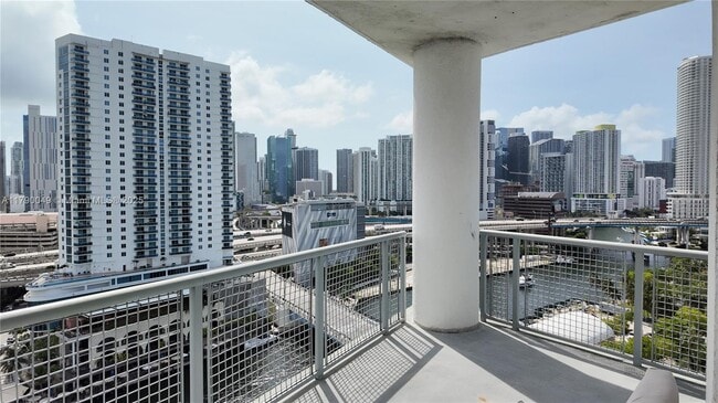 Building Photo - 10 SW South River Dr