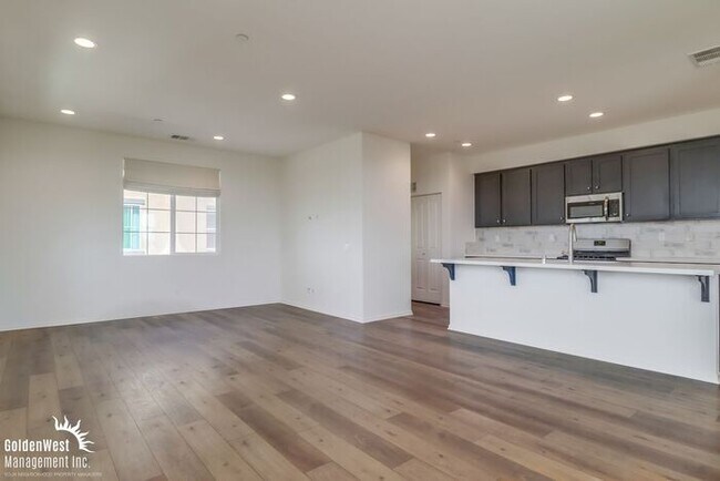 Building Photo - Stunning Corner Unit 4Bdm 3.5Ba Townhome w...