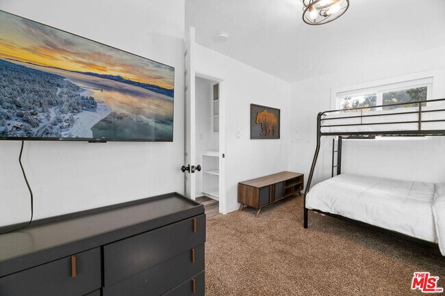 Building Photo - 993 Cameron Dr