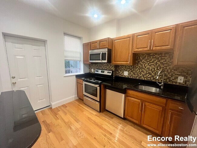 Building Photo - 51 Joy St