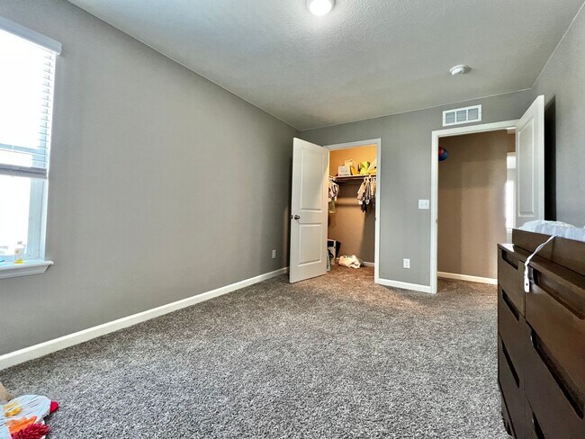 Building Photo - 4 Bed 3 Bath Available August 1st in Windsor!!!