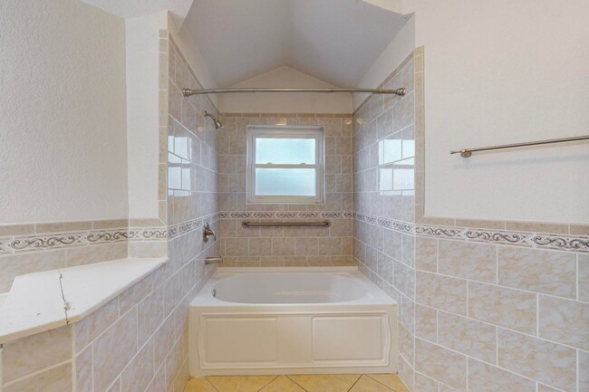 Building Photo - Charming 3 bedroom 2 bath home in Northeas...