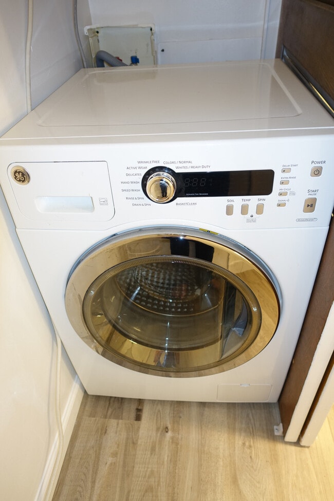 Building Photo - Updated Condo in Park-Like Setting