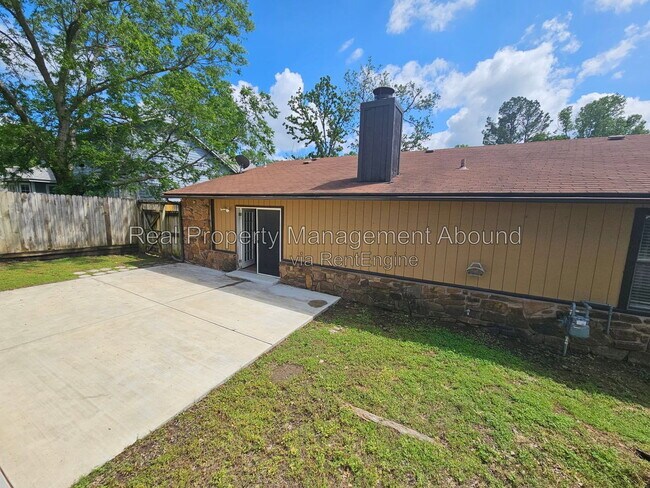 Building Photo - 18341 Woodcrest Ln
