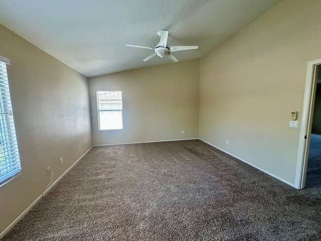 Building Photo - Large 3 bedroom home with loft and large b...