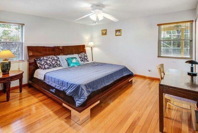 Building Photo - 120 E Park Ln