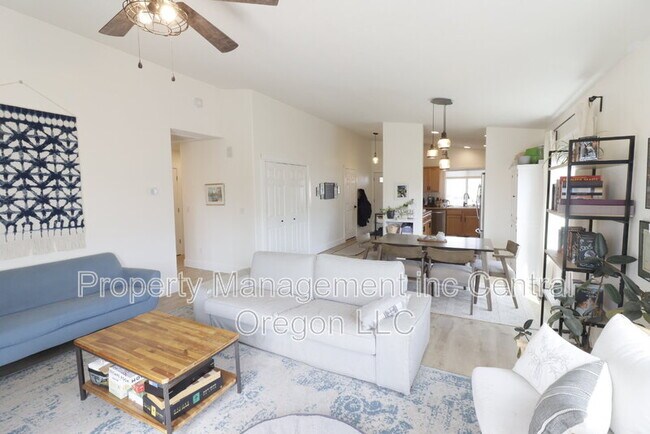Building Photo - 908 NW Spruce Tree Pl
