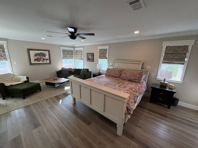 Building Photo - Remodeled Craftsman style 3 bedroom, 3 bathroom home - this is NOT your typical rental - Must See!!