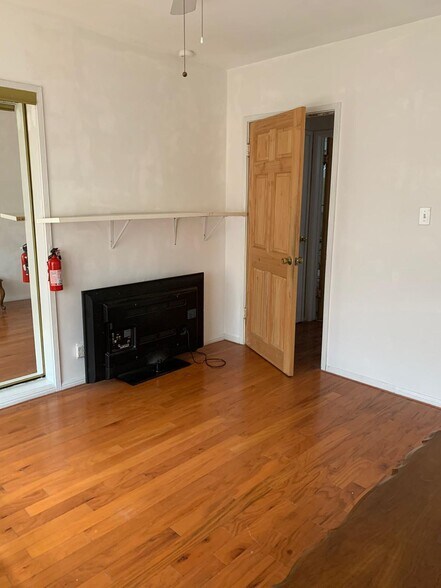 Large bedroom with large closet - 2023 Cloverfield Blvd