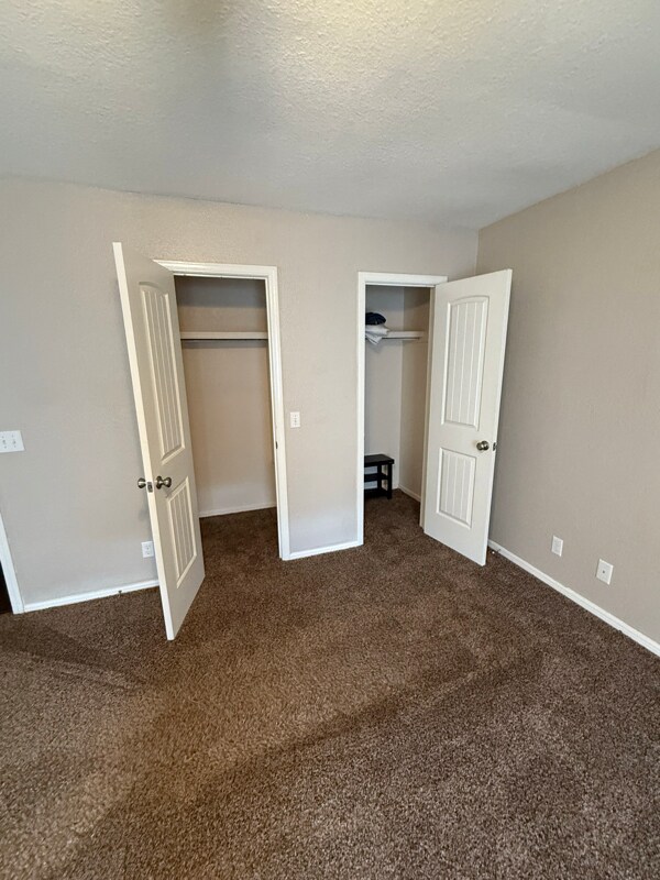 Building Photo - 3213 E Oakridge St