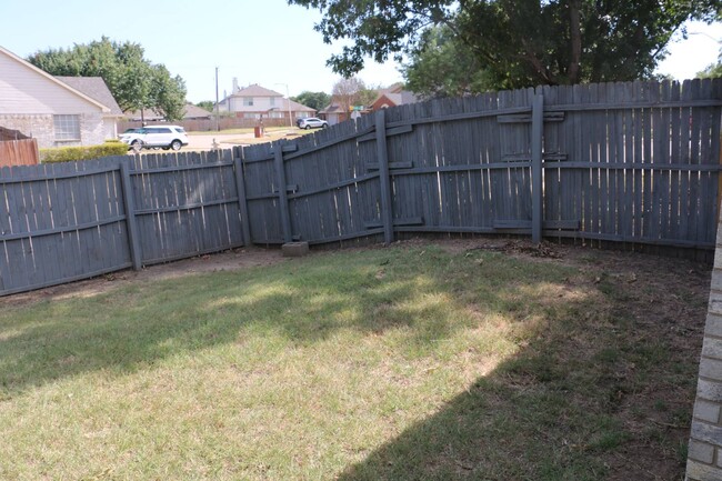 Building Photo - 4658 Essex Dr