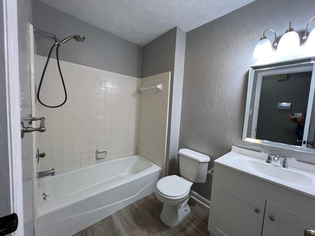 Building Photo - 3 bedroom 2 bath home in Village Green