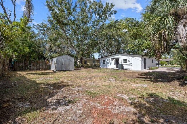 Building Photo - Modern Touches, Classic Charm—Your Bradenton Home Awaits