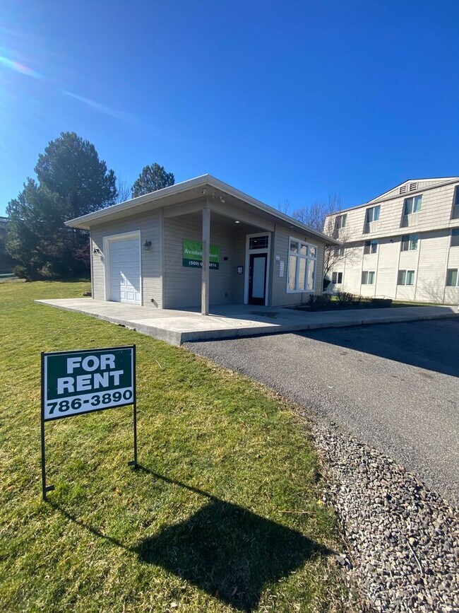 Building Photo - Make Your Move To Prosser!