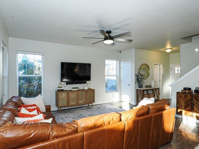 Building Photo - Beautiful House in Excellent Daybreak Loca...