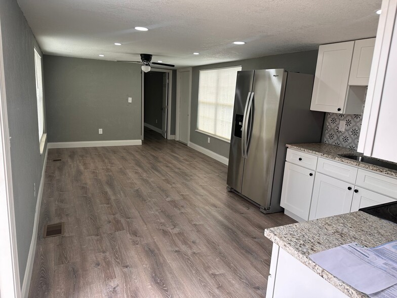 Building Photo - 15434 Decarolis St