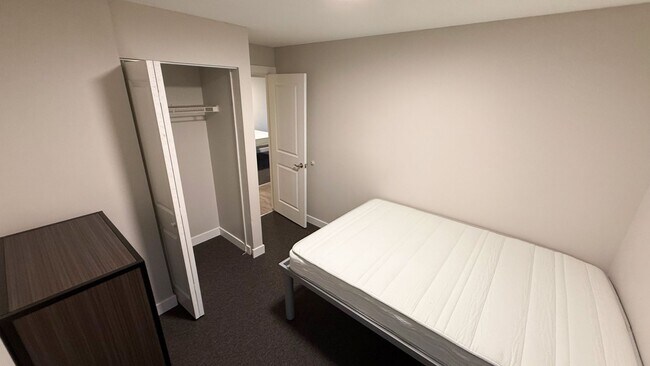 Interior Photo - 809 W Stoughton St