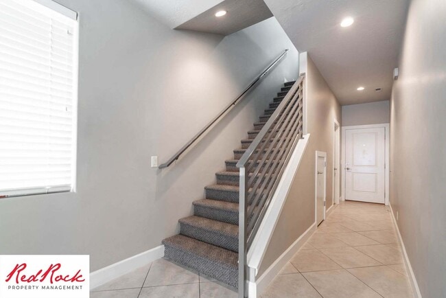 Building Photo - Spacious 4 Bedroom, 2.5 Bathroom Centrally...