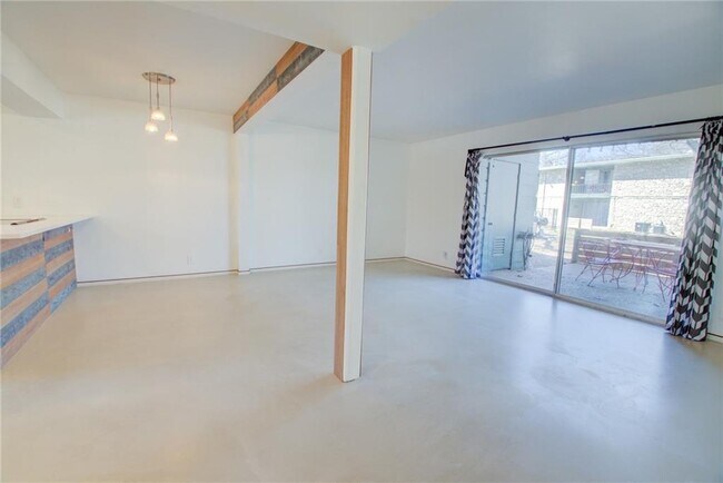 Building Photo - 1304 Mariposa Dr