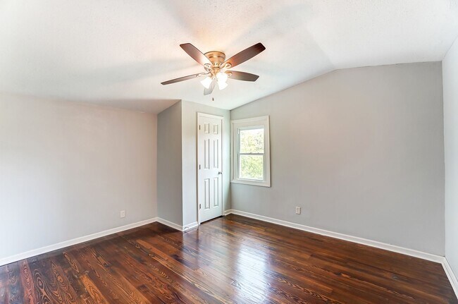 Building Photo - Spacious Four Bedroom in Cincinnati!