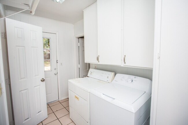 Building Photo - "Spacious 5-Bed Oasis with Granite Elegance & Hardwood Charm in Lubbock!"