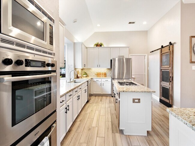 Building Photo - 3228 Port Royal Ct
